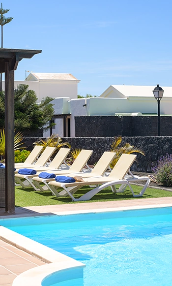 Zona de solarium con Hamacas en la Villa Aguamarina 30 Hamacas junto a la piscina de la Villa Hipoclub Aguamarina 30