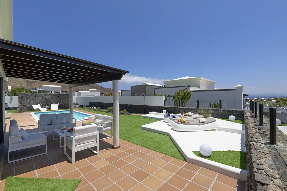 Solarium y piscina Solarium con hamacas junto a la piscina de la Villa Hipoclub