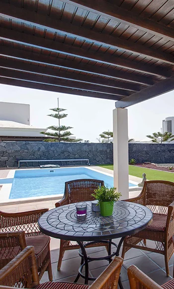 Piscina junto a la villa Vista de la villa Alisios y su piscina exterior villa Hipoclub