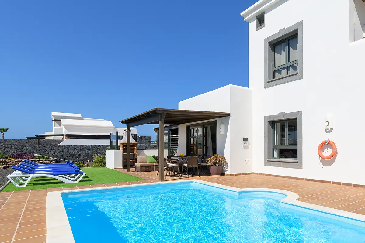 Außenbereich mit Sonnenliegen und überdachter Terrasse am Pool in Hipoclub Villa Aguamarina 27