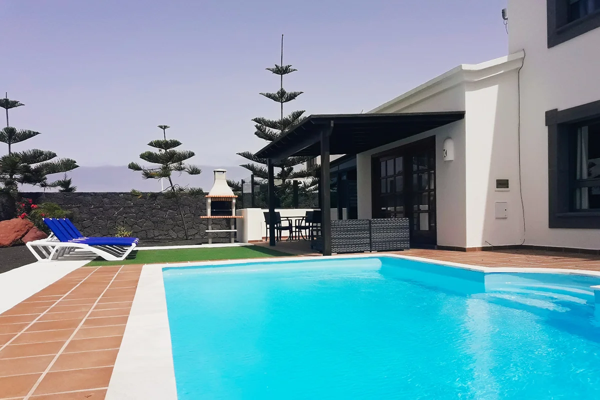 Vista general del área exterior con piscina y terraza en Hipotel Villa Aguamarina 14