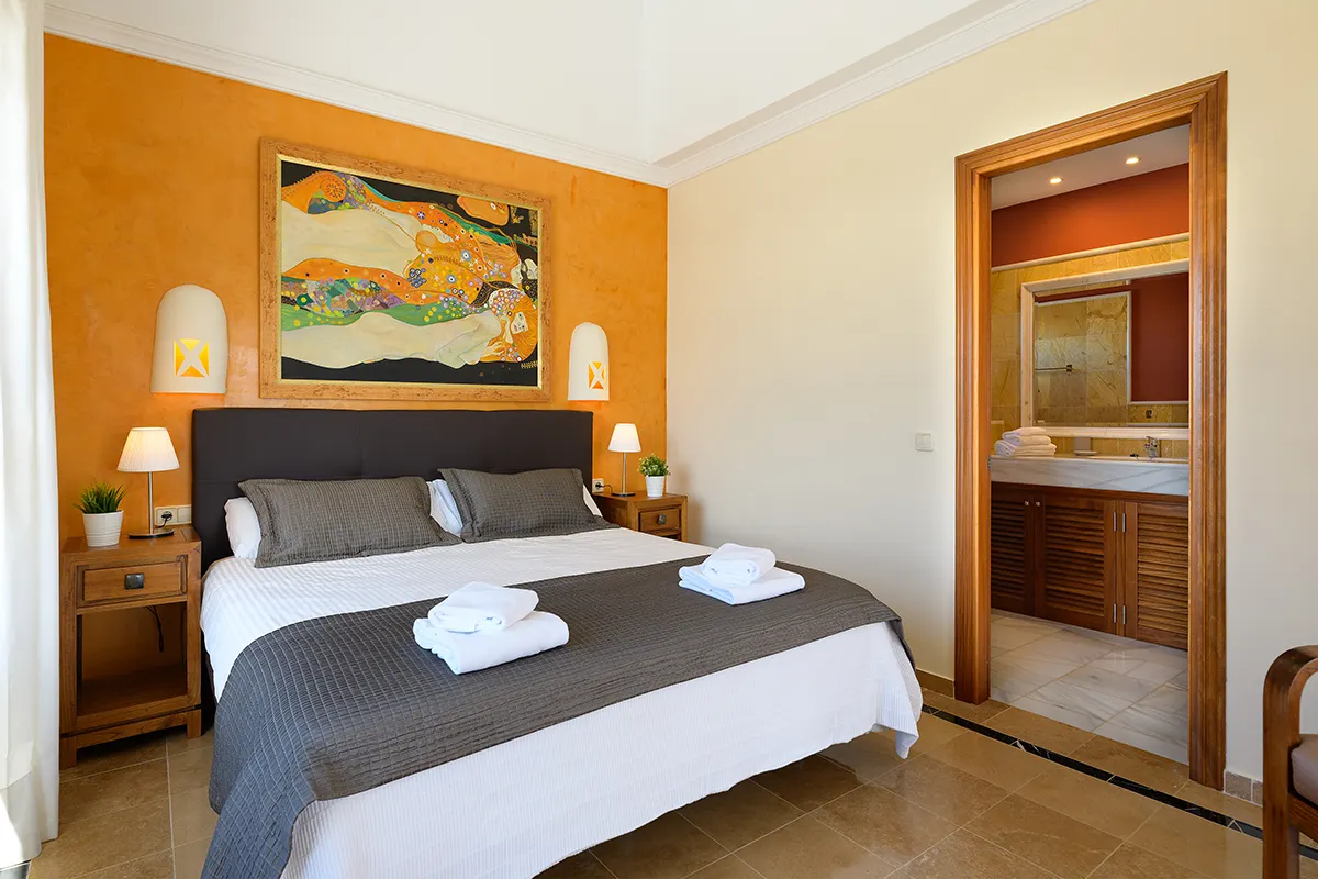 Bedroom with en-suite bathroom at Hipoclub Villa Aguamarina 1