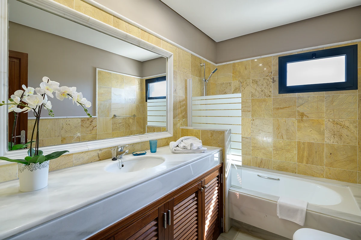 Cuarto de baño con bañera, mobiliario funcional y detalles decorativos, Hipoclub Villa Aguamarina 5