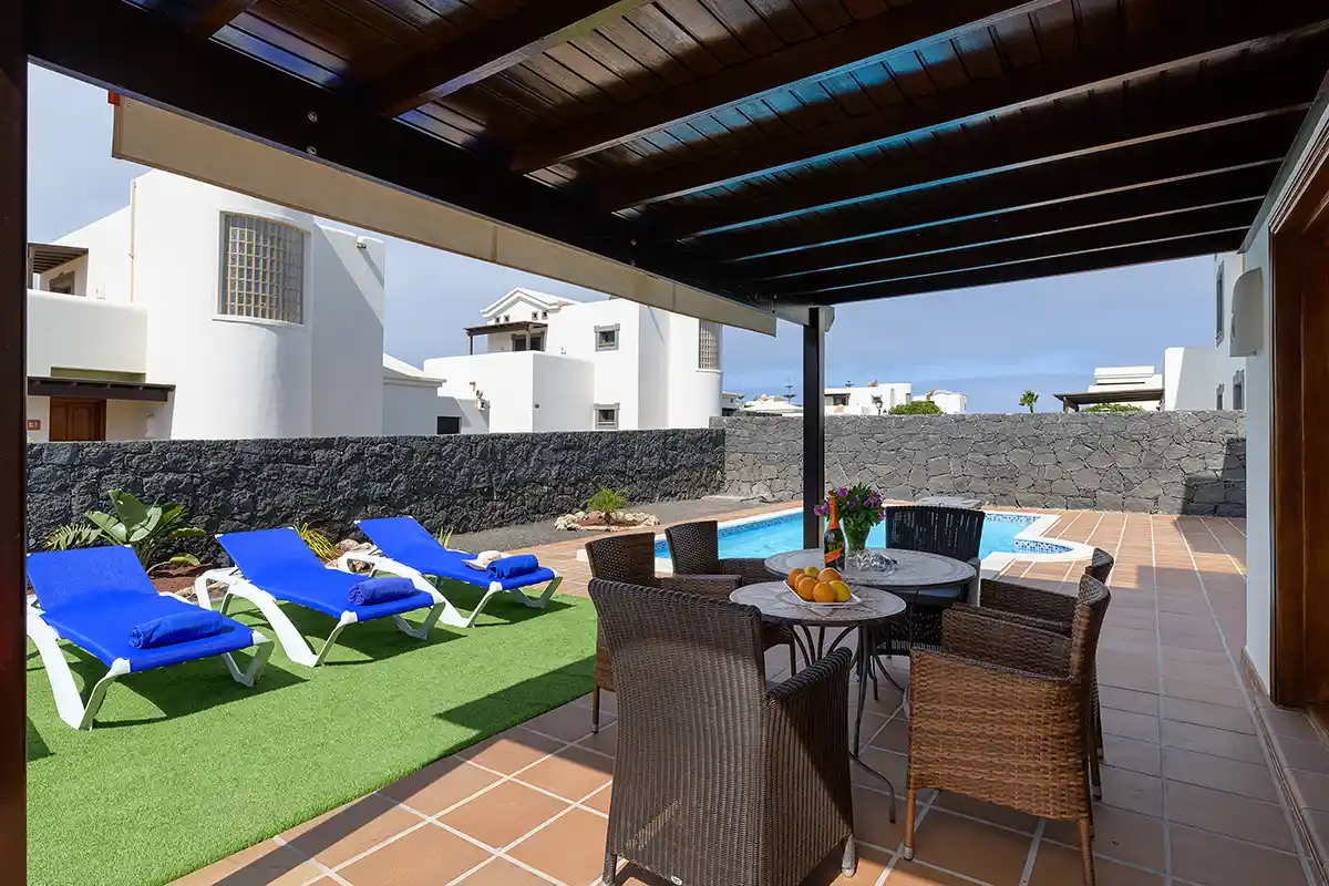 Muebles de terraza bajo pérgola de madera en Hipoclub Villa Aguamarina 32