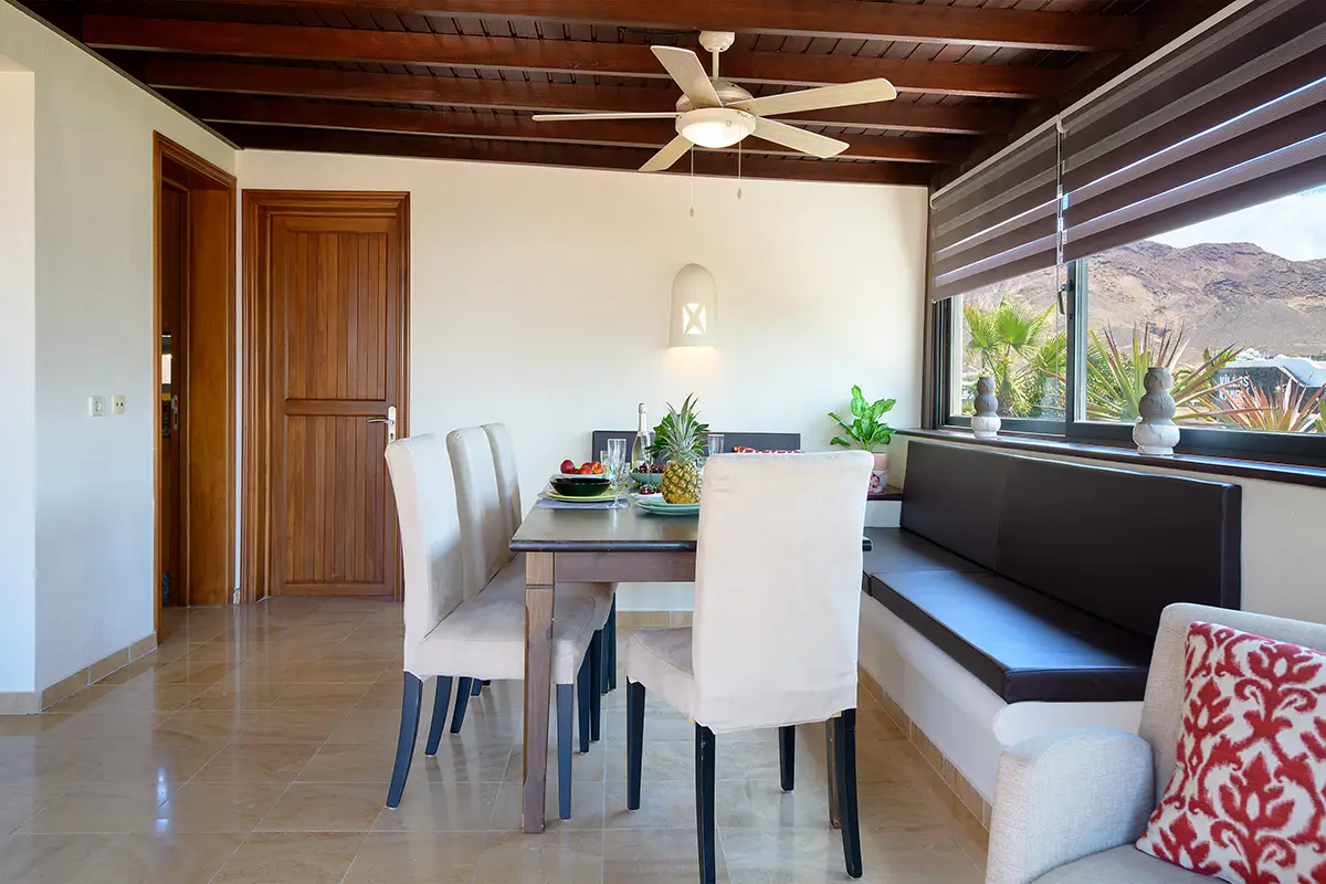Comedor interior acogedor con ventilador de techo en Hipoclub Villa Zafiro 54