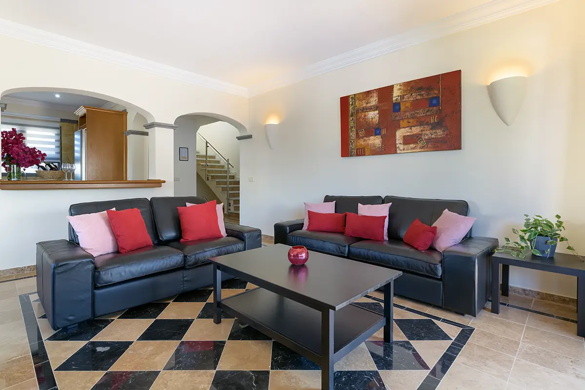 Wohnbereich mit bequemen Sofas in Hipoclub Aguamarina 25