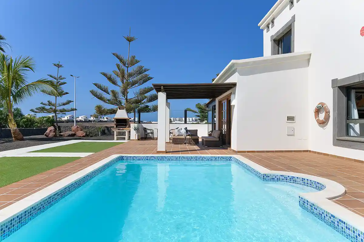 Piscina exterior en terraza con zona de barbacoa al fondo, Hipoclub Villa Aguamarina 5
