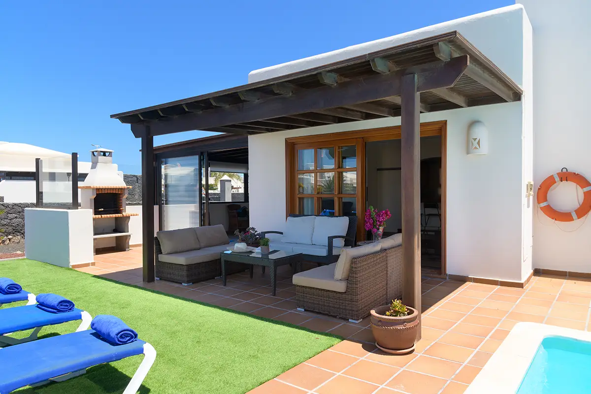 Holzpergola auf der Außenterrasse mit Möbeln zur Entspannung bei Hipoclub Villa Aguamarina 29