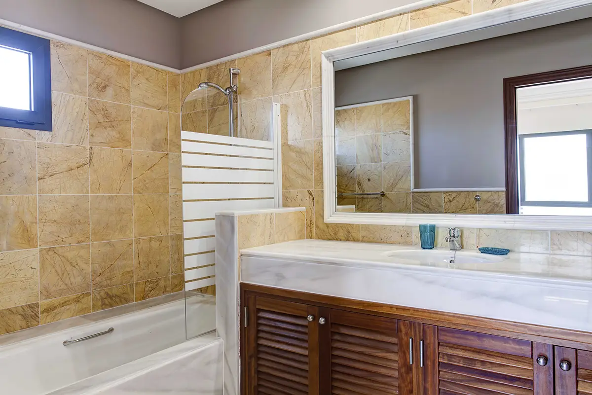 Cuarto de baño interior con bañera incorporada en Hipoclub Villa Aguamarina 4
