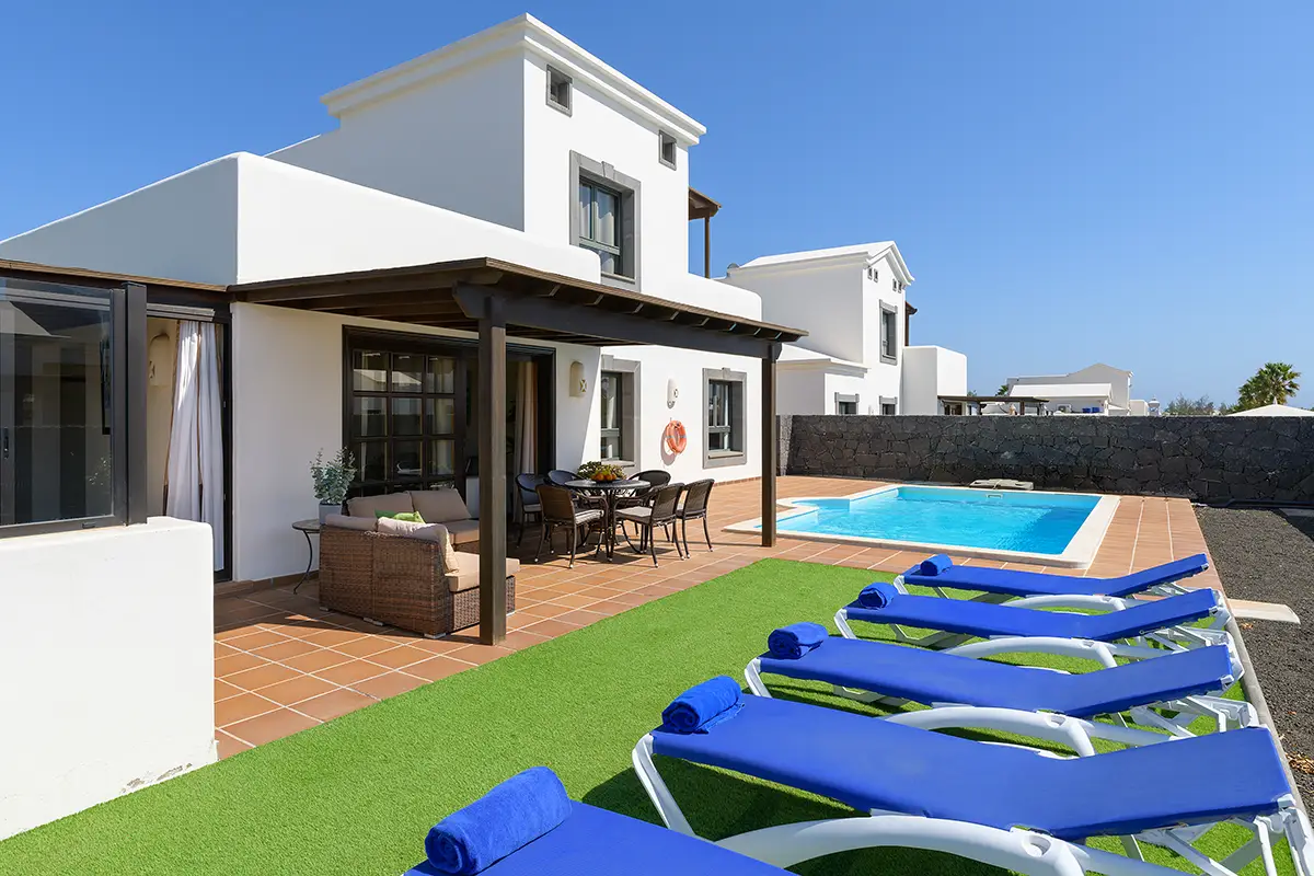 Sonnenliegen vor der überdachten Terrasse in Hipoclub Villa Aguamarina 27