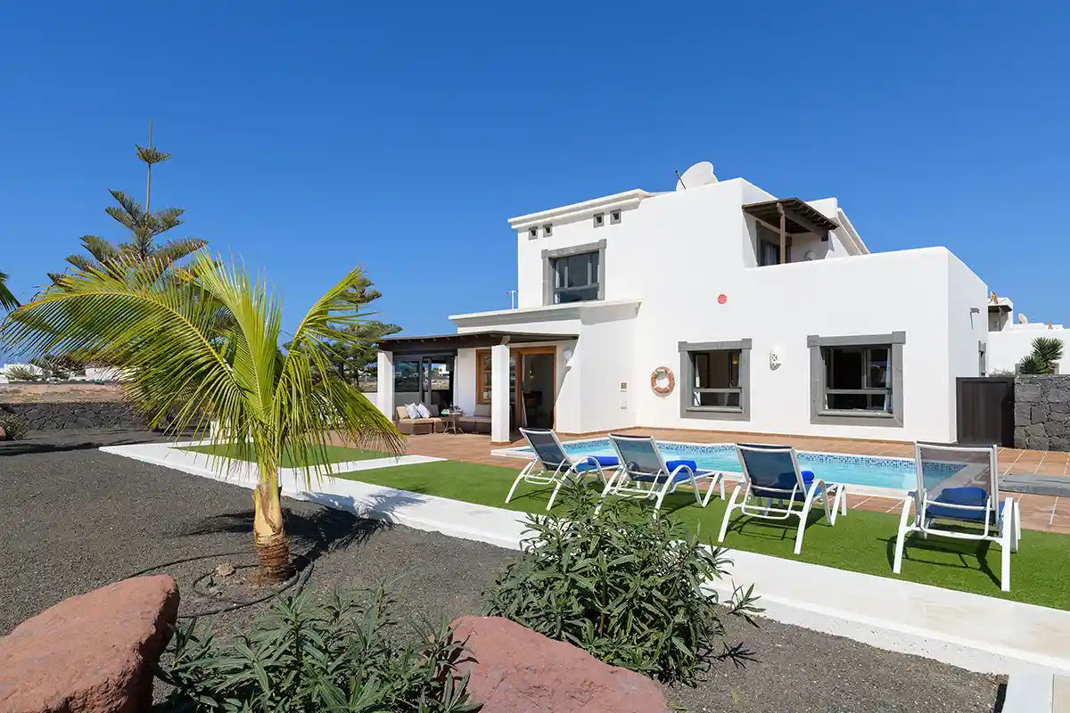 Jardín exterior detrás de las hamacas junto a la piscina, Hipoclub Villa Aguamarina 5