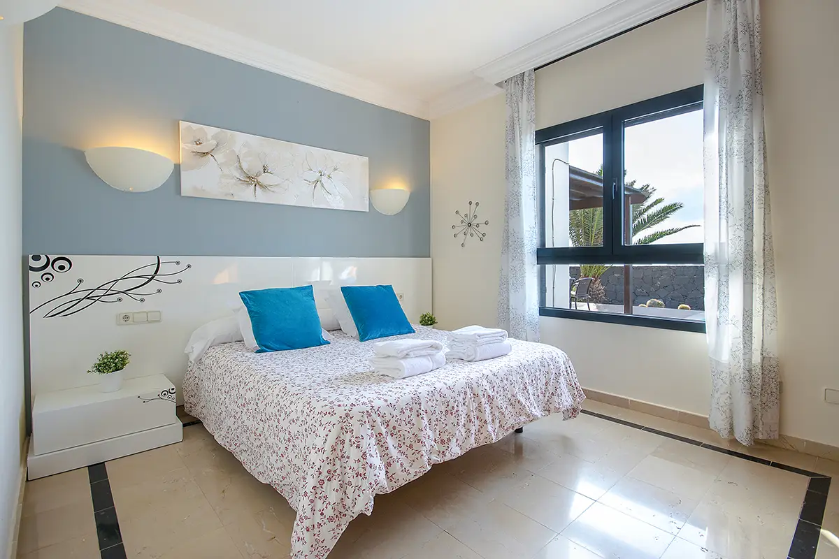 Bedroom with terrace view at Villa Ámbar Hipoclub