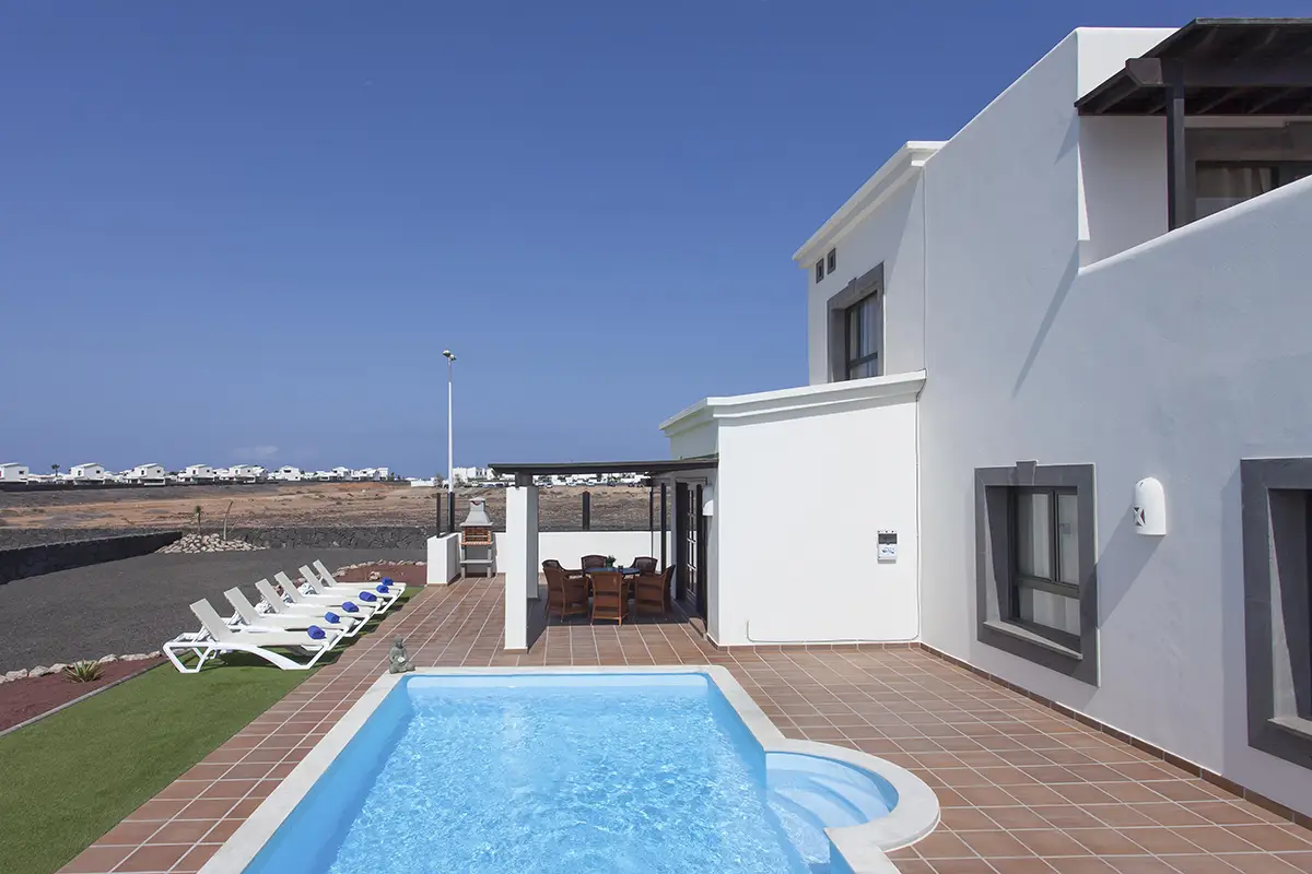 Vista general del área exterior con piscina en Hipoclub Villa Aguamarina 4
