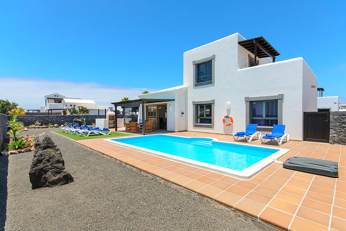Blick auf den Außenbereich rund um den Pool bei Hipoclub Villa Aguamarina 28