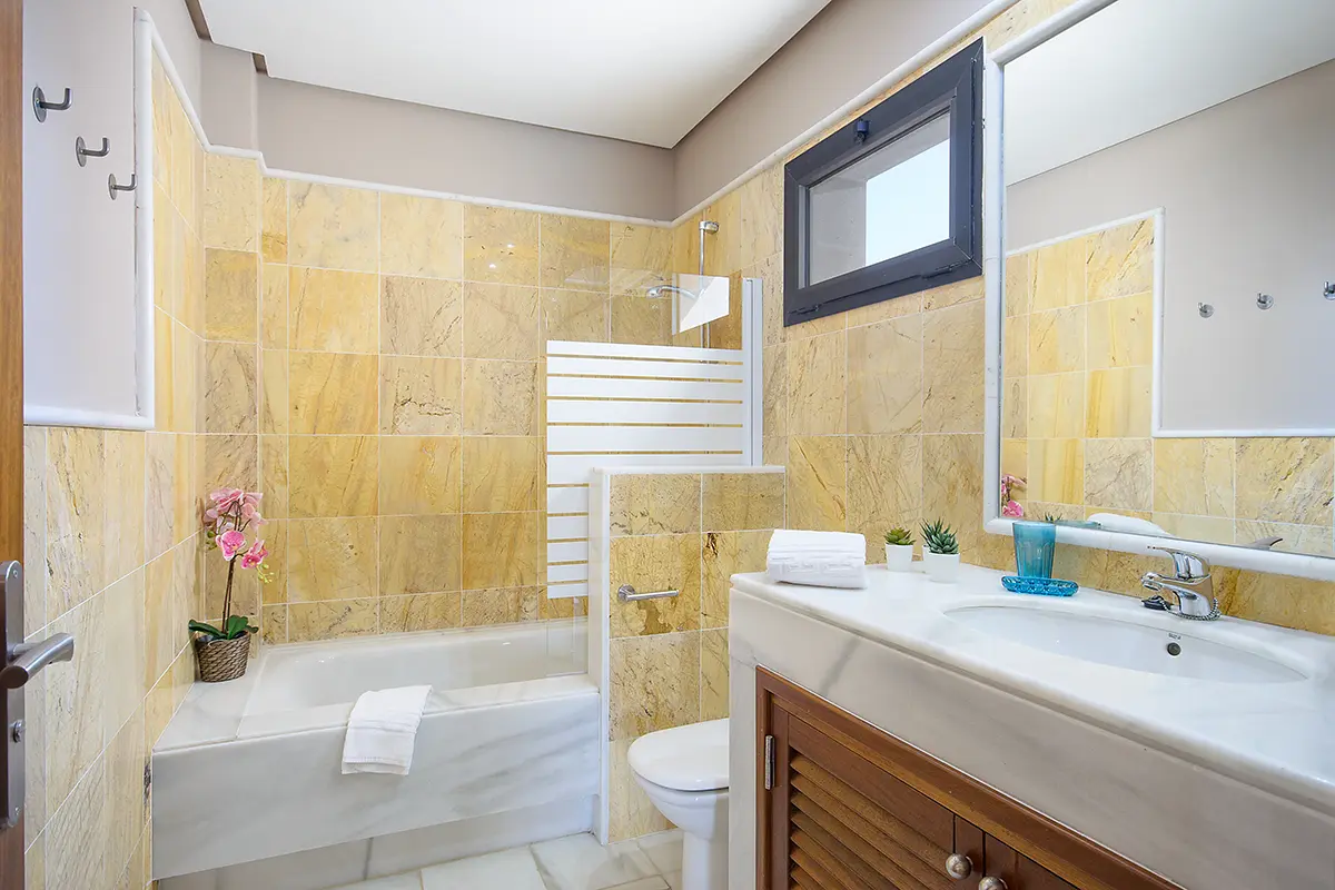 Badezimmer mit Badewanne und funktionaler Ausstattung in Hipoclub Villa Aguamarina 28