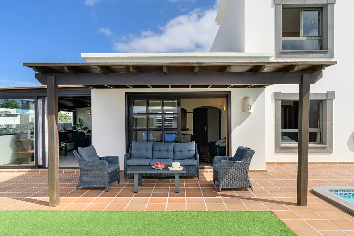 Überdachte Terrasse mit bequemen Sofas in Hipoclub Villa Aguamarina 26