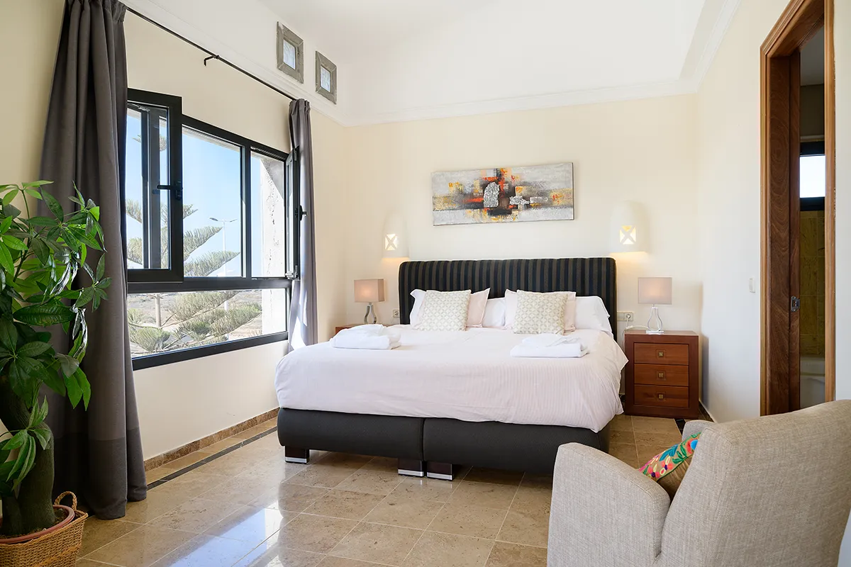 Dormitorio principal amueblado con cama doble y mobiliario funcional, Hipoclub Villa Aguamarina 5