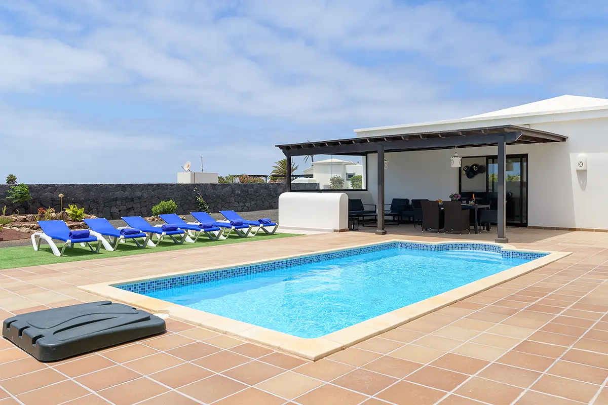 Spacious terrace with pool, solarium, and covered patio at Villa Faro Park 189 Hipoclub