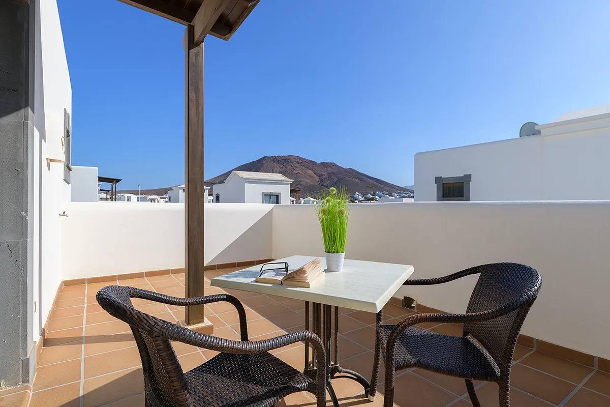 Dachterrasse mit Tischen und Stühlen in Hipoclub Villa Aguamarina 27