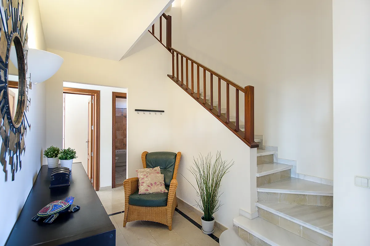 Escaleras a la planta superior de la villa Hipoclub