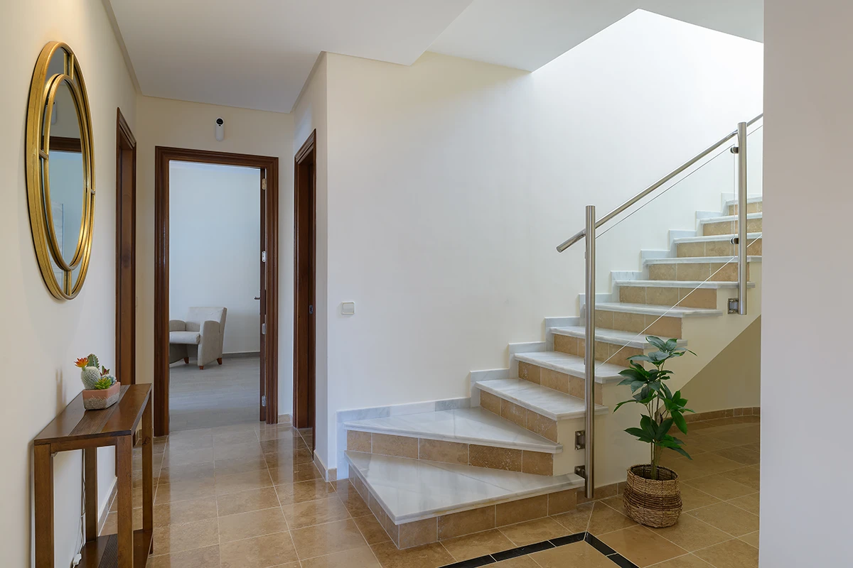 Escaleras de acceso a la planta superior en Hipoclub Villa Aguamarina 32