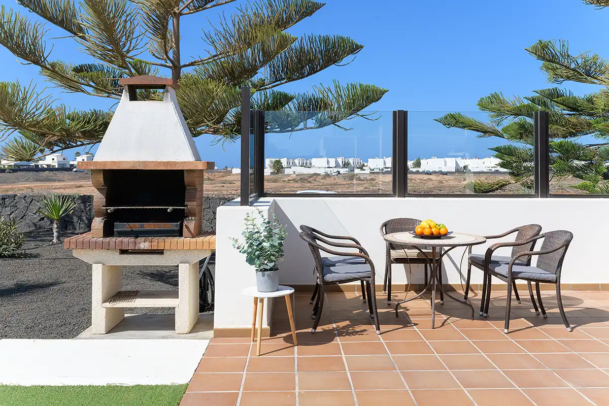 Espacio exterior con barbacoa de obra y mobiliario de jardín, Hipoclub Villa Aguamarina 5