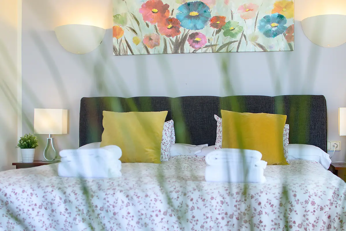 Bed linen in the rooms at Villa Ámbar Hipoclub