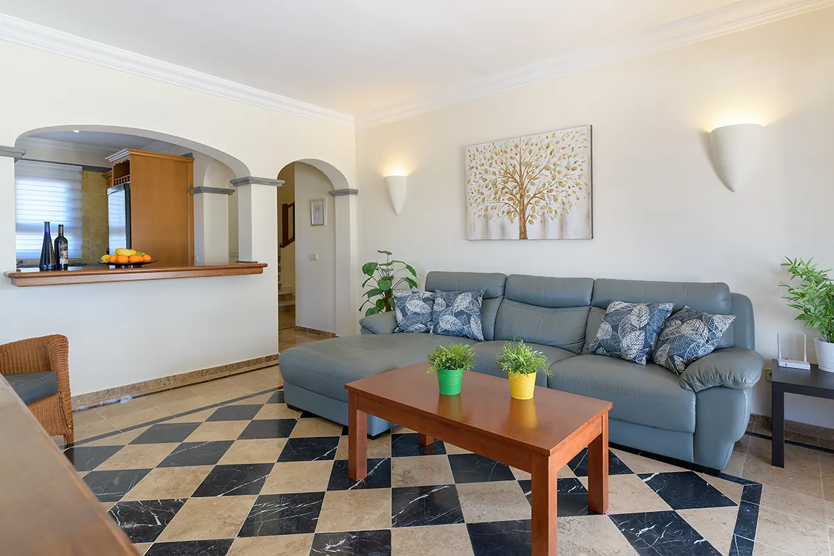 Gran sofá en el salón interior, ideal para descansar, Hipoclub Villa Aguamarina 5