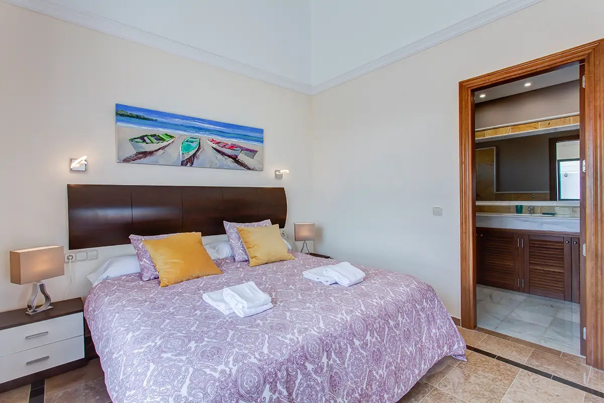 Master bedroom with private en-suite bathroom, Hipoclub Villa Aguamarina 2