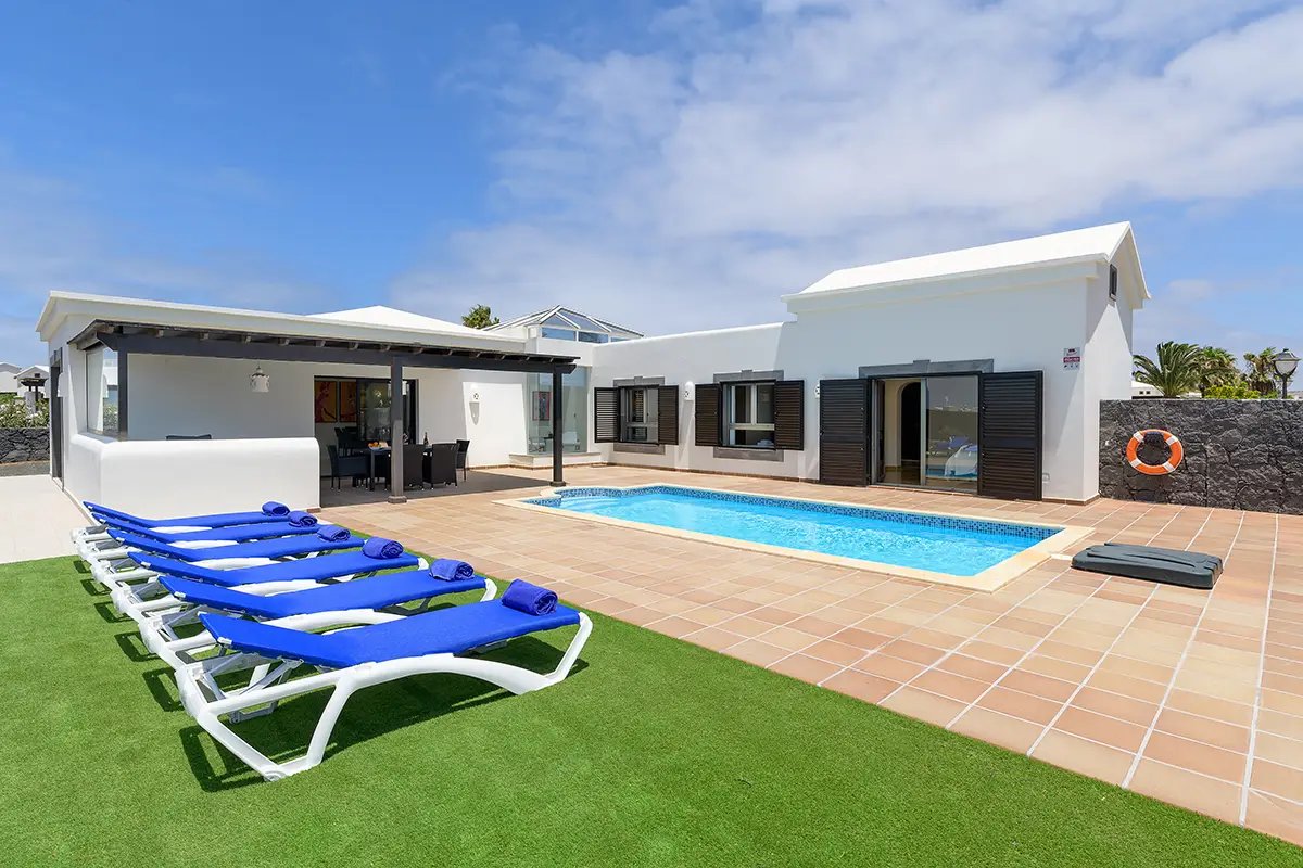 Sun loungers in the poolside solarium at Villa Faro Park 189 Hipoclub