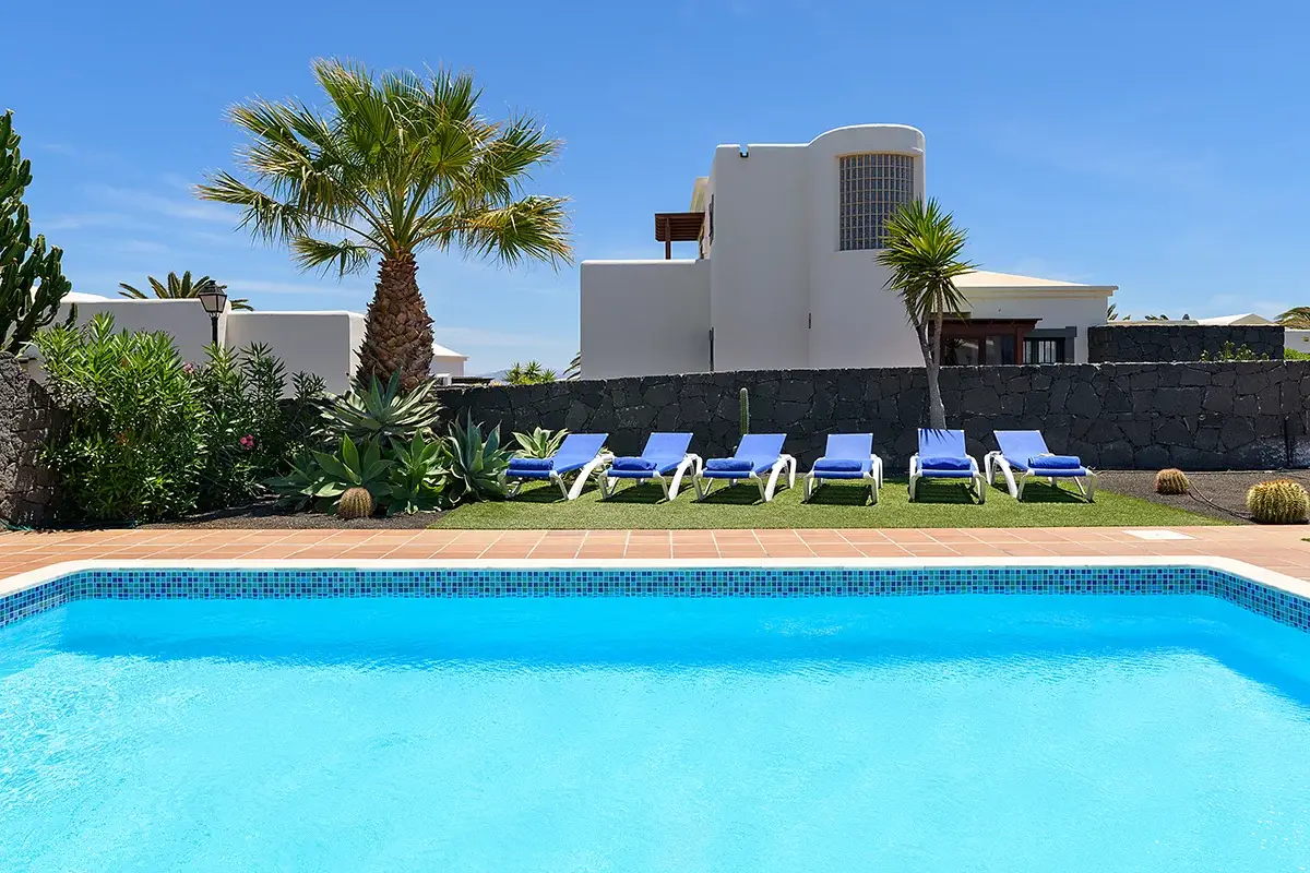 Hamacas dispuestas junto a la piscina en zona exterior de descanso en Hipotel Villa Aguamarina 14