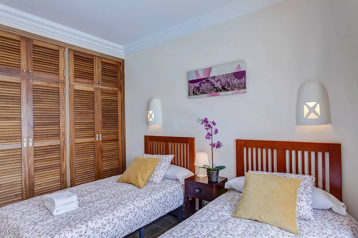 Dormitorio con dos camas individuales en Hipoclub Villa Aguamarina 4