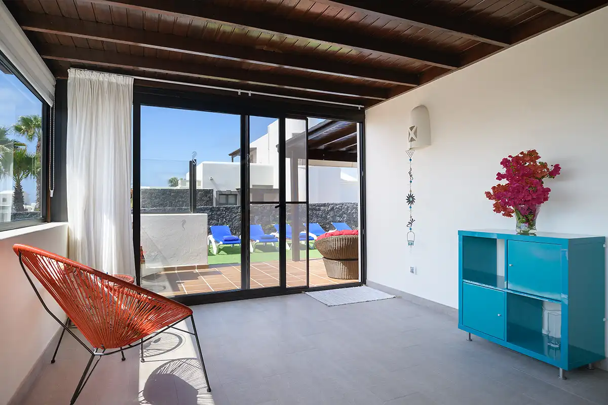 Salón con acceso a la terraza con barbacoa en Hipoclub Villa Aguamarina 32