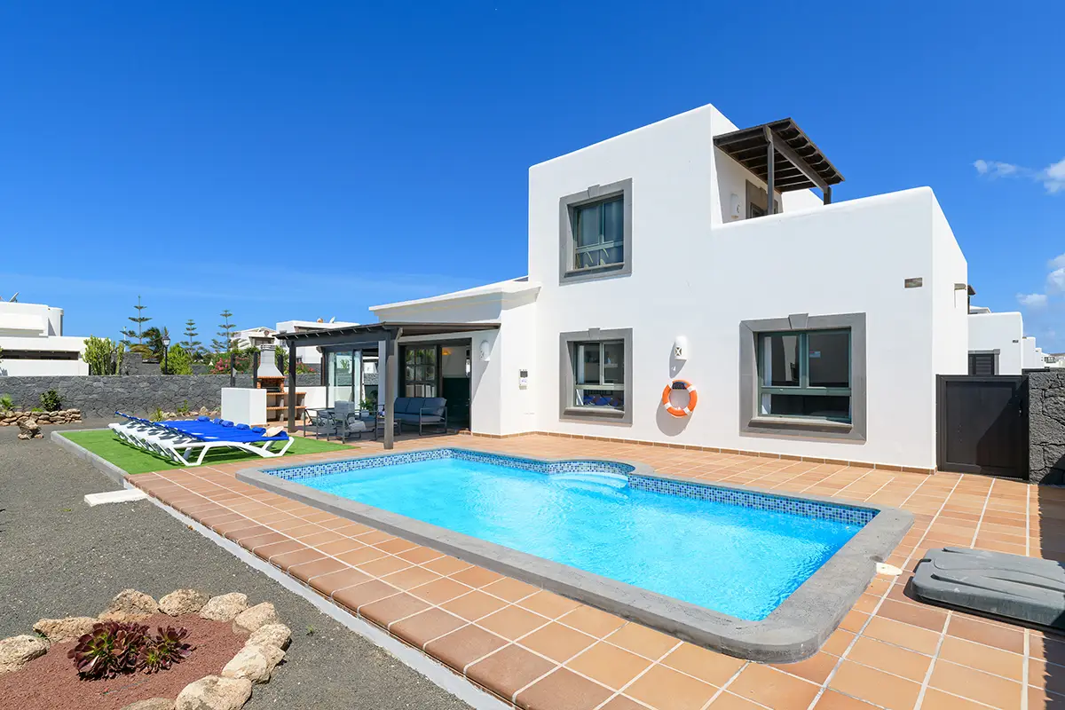 Gesamtansicht des Außenbereichs mit Pool neben der Villa in Hipoclub Aguamarina 25