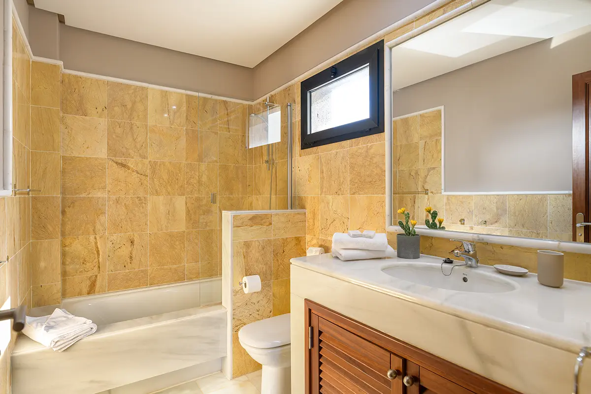 Badezimmer mit Badewanne in Hipoclub Villa Aguamarina 26