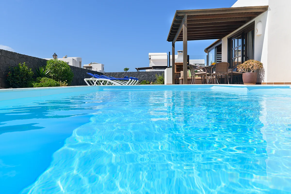 Vista de la piscina con terraza cubierta en segundo plano en Hipotel Villa Aguamarina 14