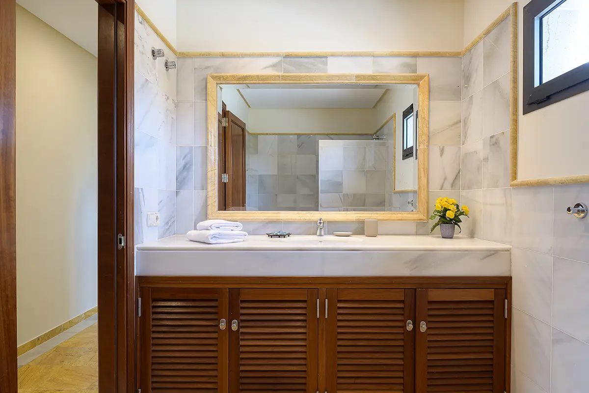 Spacious and fully equipped washbasin area at Villa Faro Park 189 Hipoclub