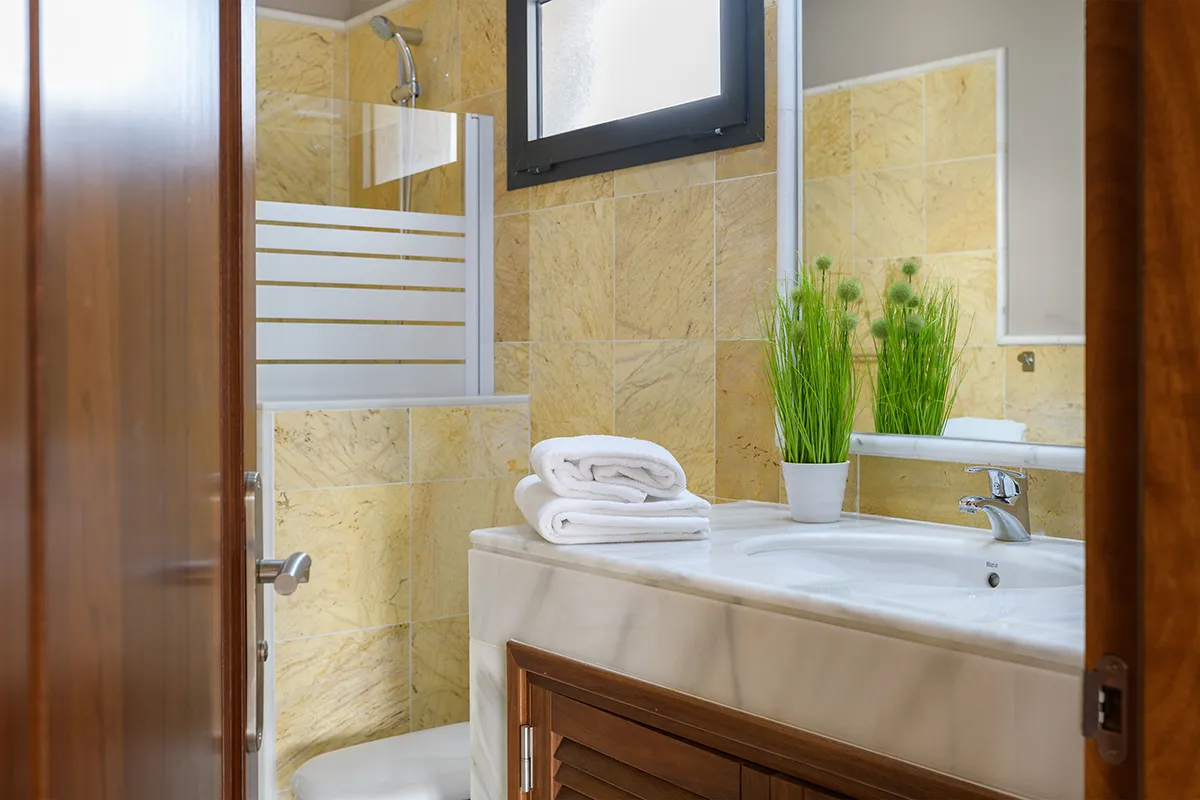Ausgestattetes Badezimmer mit Badewanne in Hipoclub Villa Aguamarina 27