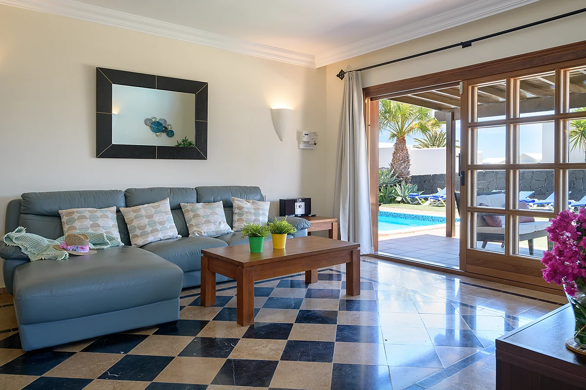 Salón con ambiente acogedor y televisor integrado en Hipotel Villa Aguamarina 14