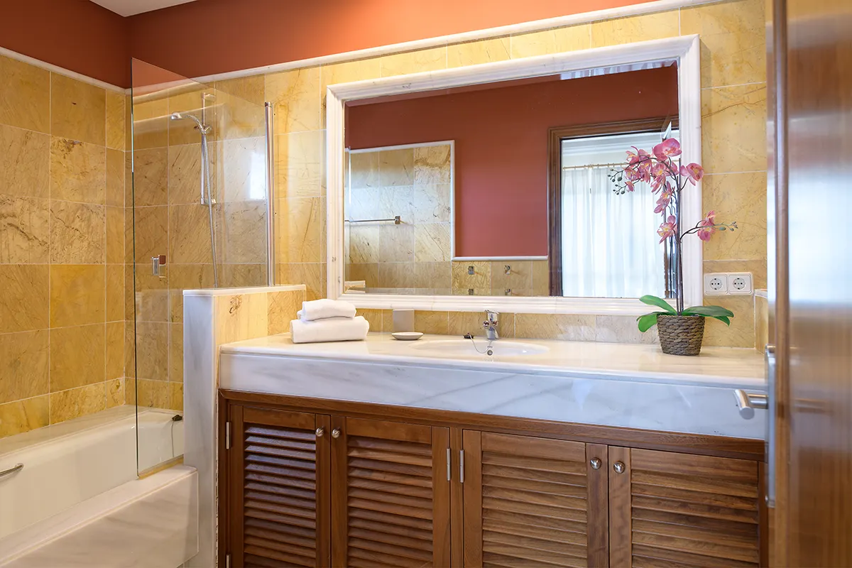 Towels and toiletries in the bathrooms at Hipoclub Villa Aguamarina 1