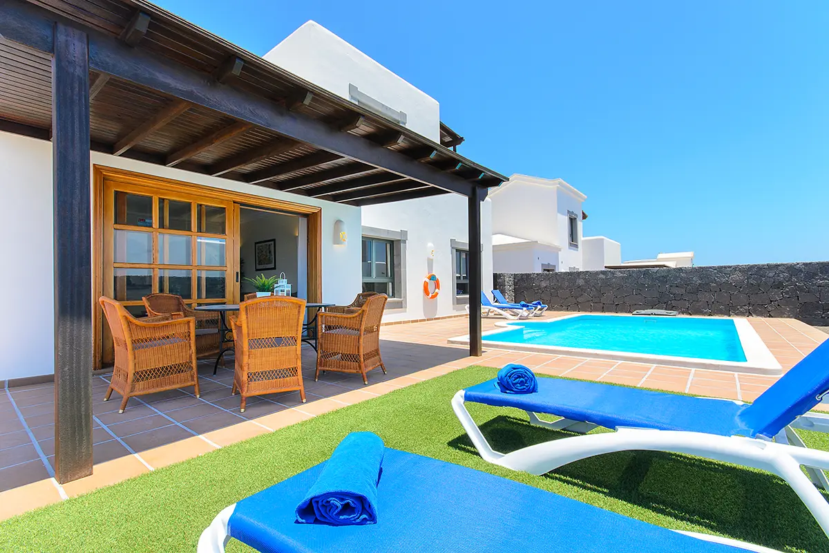 Überdachte Außenveranda mit funktionaler Möblierung in Hipoclub Villa Aguamarina 28