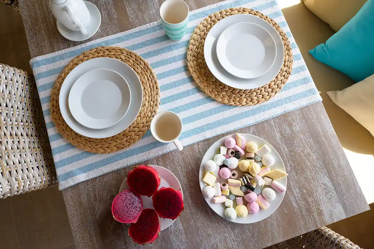 Mesa dispuesta para el desayuno en Hipoclub Villa Aguamarina 32