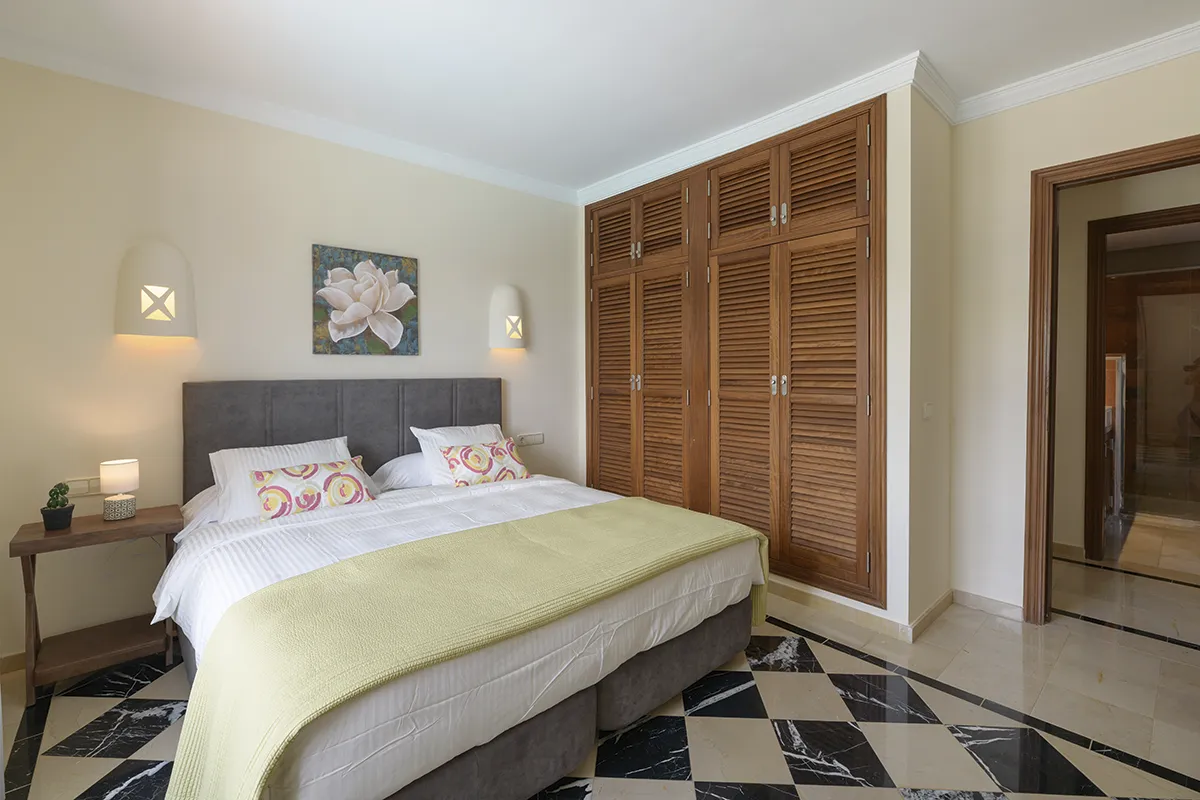 Ausgestattete Schlafzimmer mit Einbauschränken in der Villa Alisios 43 Hipoclub