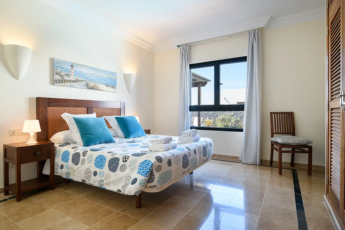 Habitación doble equipada con mobiliario básico y elementos funcionales visibles en Hipoclub Villa Aguamarina 30