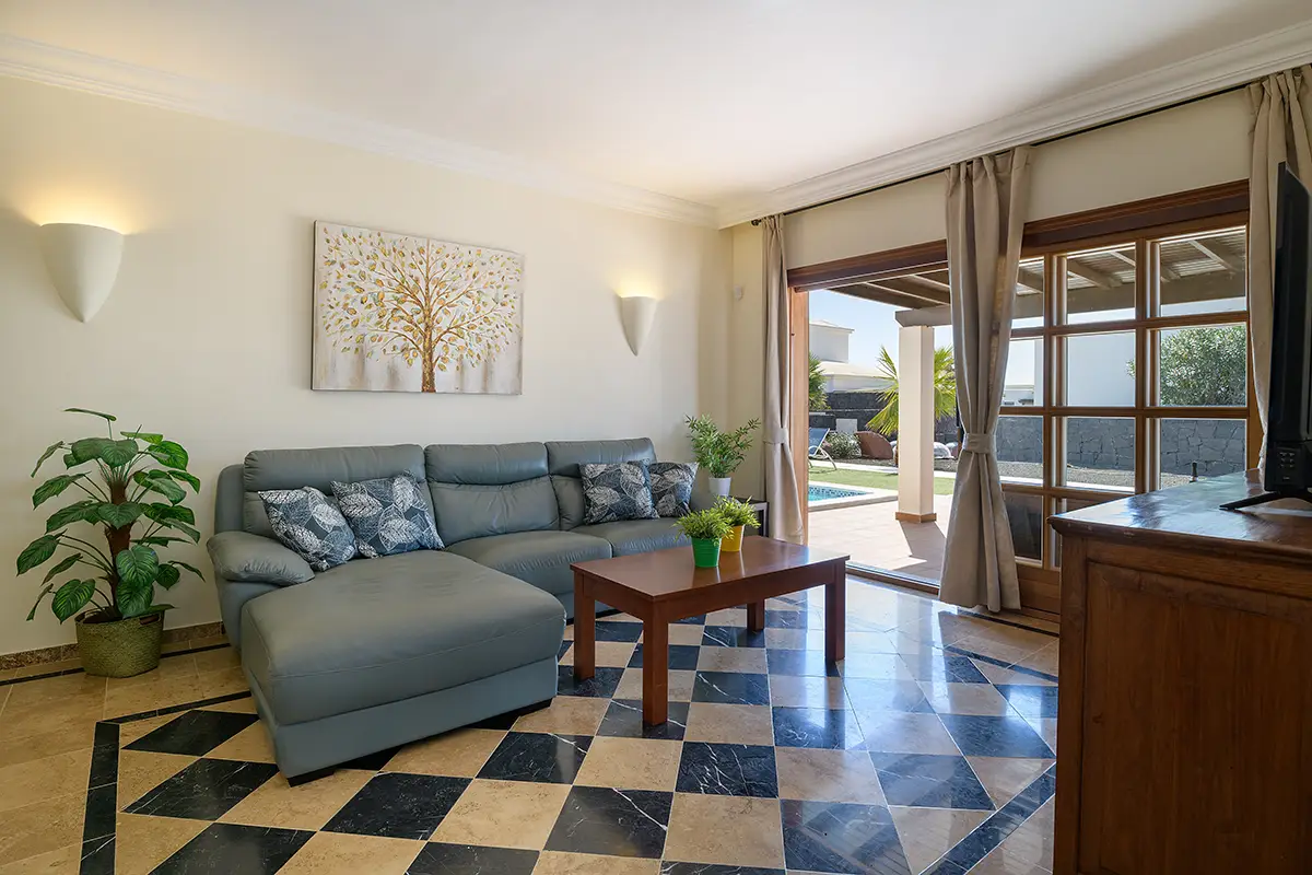 Salón interior confortable con sofá y televisión, Hipoclub Villa Aguamarina 5