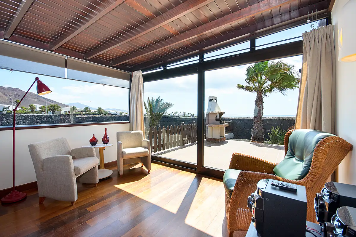 Salón con salida a la terraza con barbacoa de la Villa Hipoclub