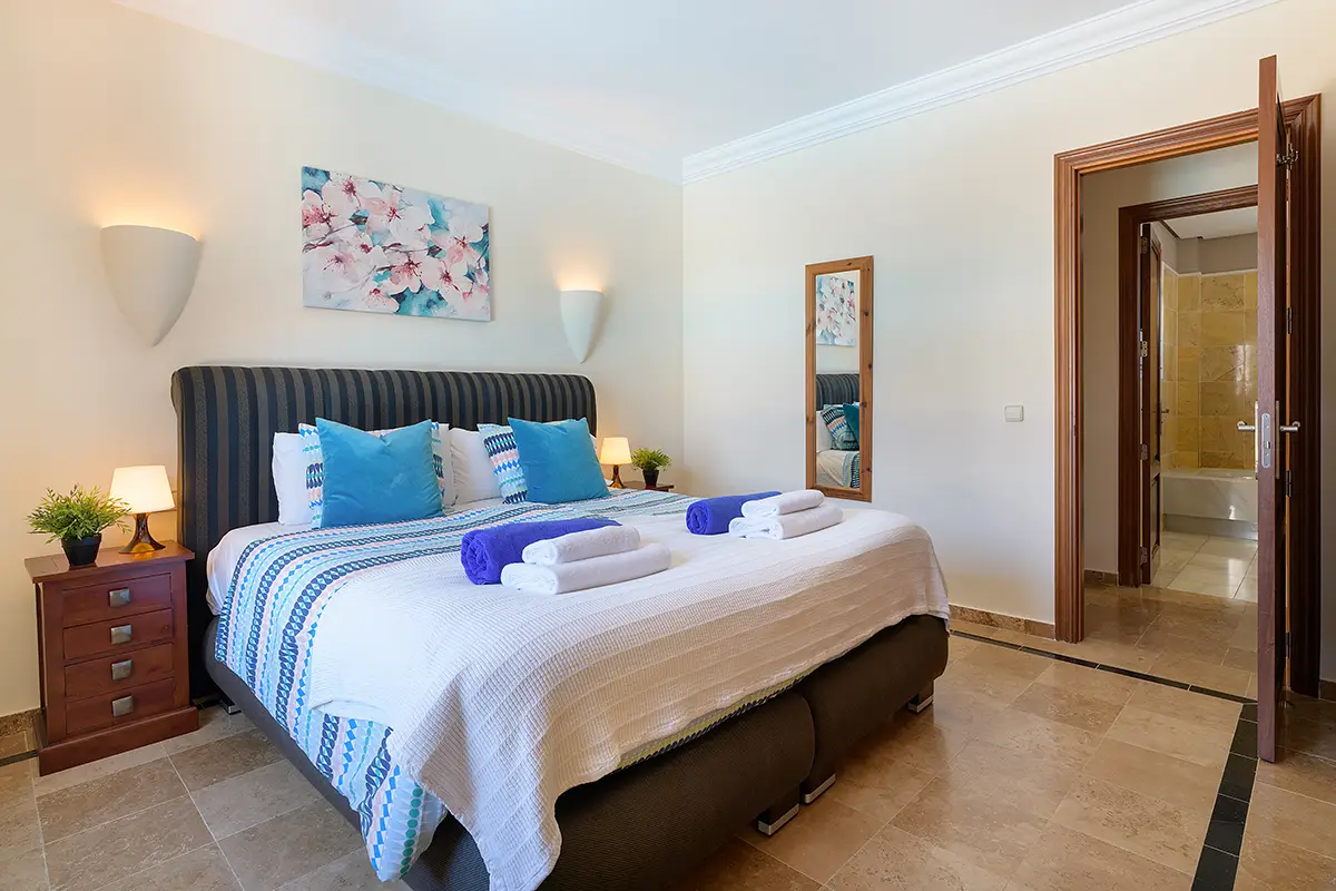 Schlafzimmer mit eigenem Bad in Hipoclub Villa Aguamarina 10