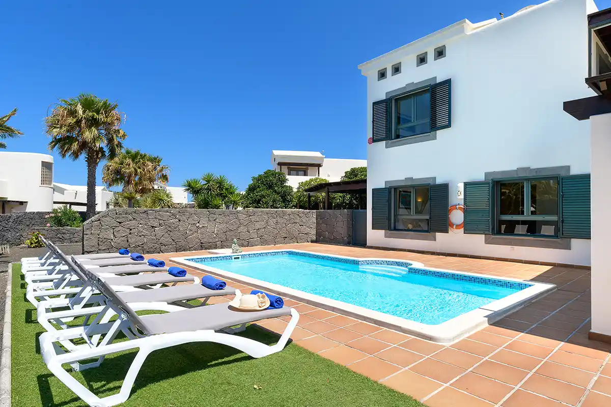 Amplia zona de terraza que rodea la piscina en Hipoclub Villa Zafiro 54