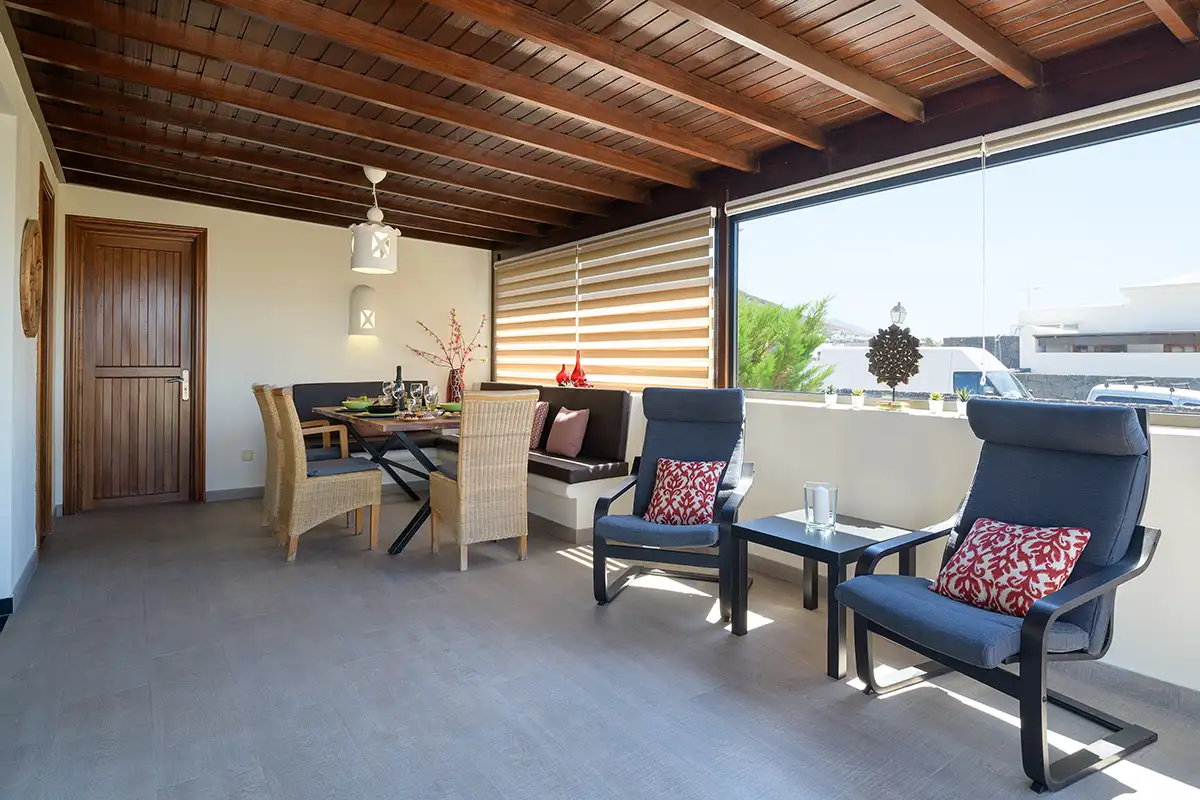 Salón comedor con cerramiento acristalado y techo estructural de madera en Hipoclub Villa Aguamarina 30
