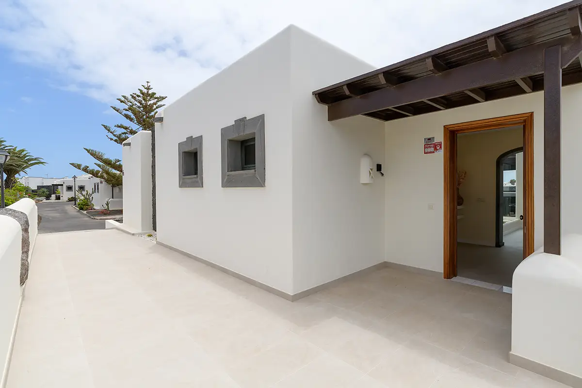 Parking area and main entrance at Villa Faro Park 189 Hipoclub